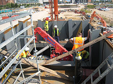 Montaje con mini-gra de la estructura del puente Assut de l'Or en Valencia