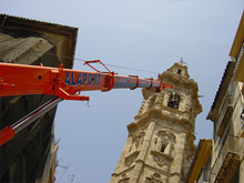 Gra montando la campana en la iglesia de San Valero