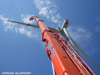 grua en parque elico Montaje de palas de aerogeneradores