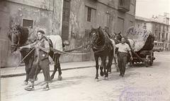 Traslado de cargas mediante carro tirado por caballos